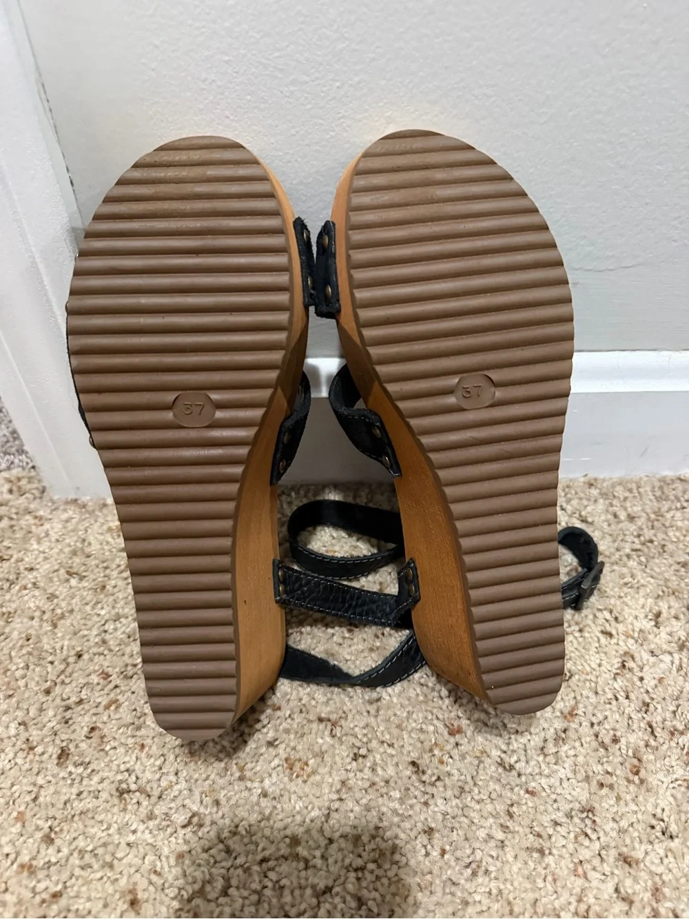 NWOT! Sanita wooden wedge, 37